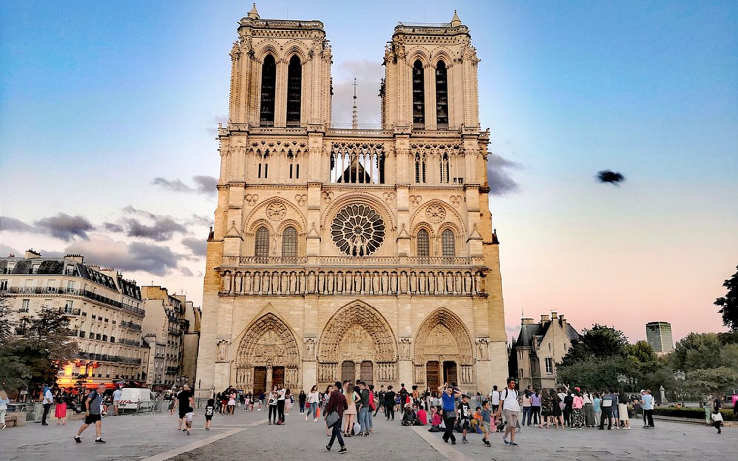 [VIDEO] Vẻ đẹp của Nhà thờ Đức Bà Paris trước khi "chìm trong biển lửa"