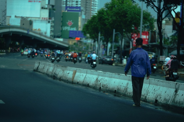 chua het gian cach xa hoi duong pho sai gon da dong duc tro lai