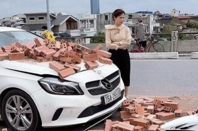 Bị xích lô chở gạch tông trúng, nữ tài xế Mercedes ứng xử đầy bất ngờ - 1