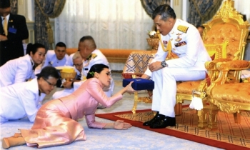 Lý do Hoàng hậu Thái Lan quỳ rạp trước chồng trong lễ sắc phong