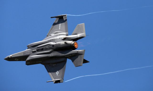 “Tia chớp” F-35 nhào lộn 12 động tác mãn nhãn trên bầu trời Mỹ