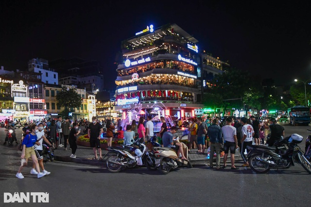 Hà Nội đóng cửa quán bar, karaoke..., phố Tây Tạ Hiện vẫn tấp nập khách - 1