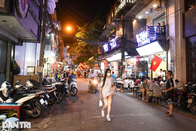 Hà Nội đóng cửa quán bar, karaoke..., phố Tây Tạ Hiện vẫn tấp nập khách - 10