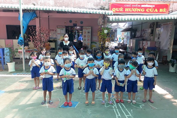 Giữa dịch Covid-19, Vinamilk và Quỹ sữa Vươn cao Việt Nam trao tặng 1,7 triệu ly sữa hỗ trợ trẻ em
