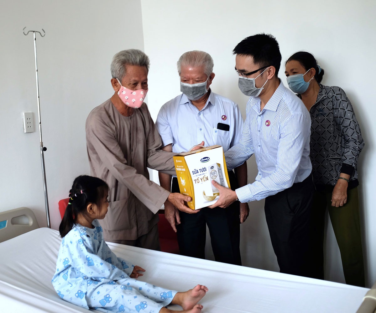 Vinamilk cùng Hội Bảo trợ Bệnh nhân nghèo TP.HCM đến thăm và tặng quà cho bé Bảo Trân tại Bệnh viện tim Tâm Đức