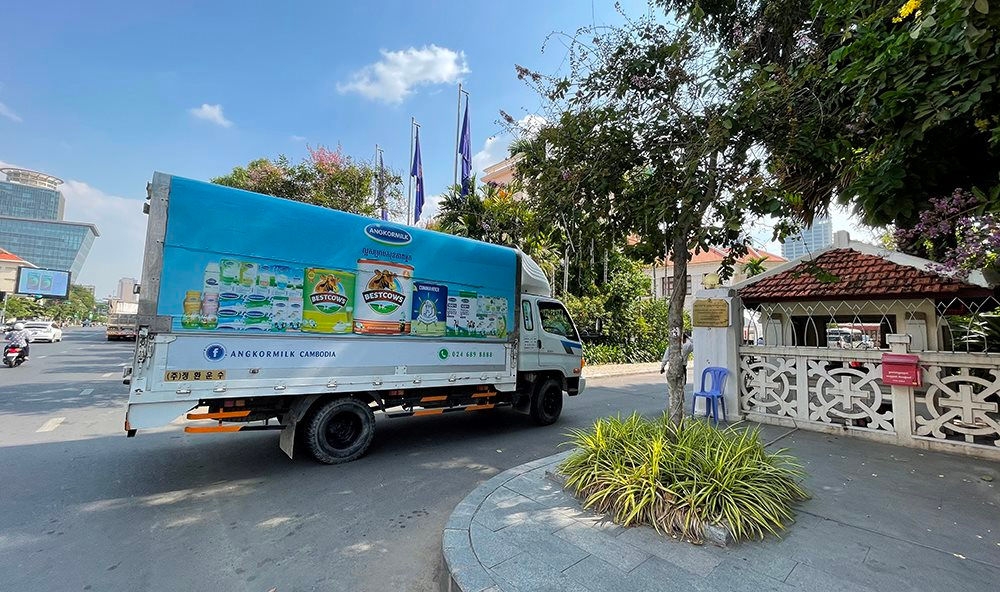 Vinamilk và công ty con tại Campuchia hỗ trợ sữa cho người dân nước bạn chống dịch Covid-19