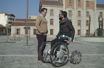 Xe lăn vượt địa hình hiểm trở cho người khuyết tật