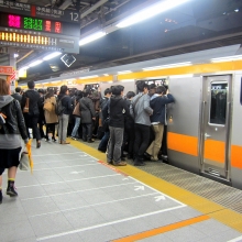 [VIDEO] Những chuyến tàu điện ngầm "đông không chỗ đứng" ở Tokyo