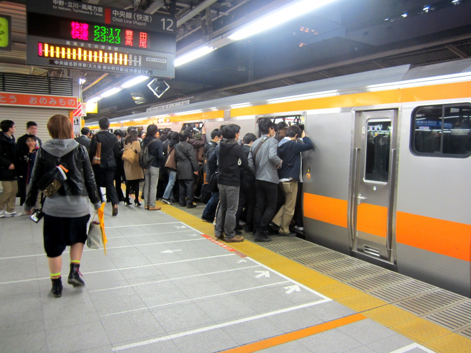 [VIDEO] Những chuyến tàu điện ngầm "đông không chỗ đứng" ở Tokyo