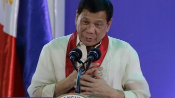 Tổng thống Philippines bất ngờ xin lỗi ngư dân vụ va chạm với tàu Trung Quốc
