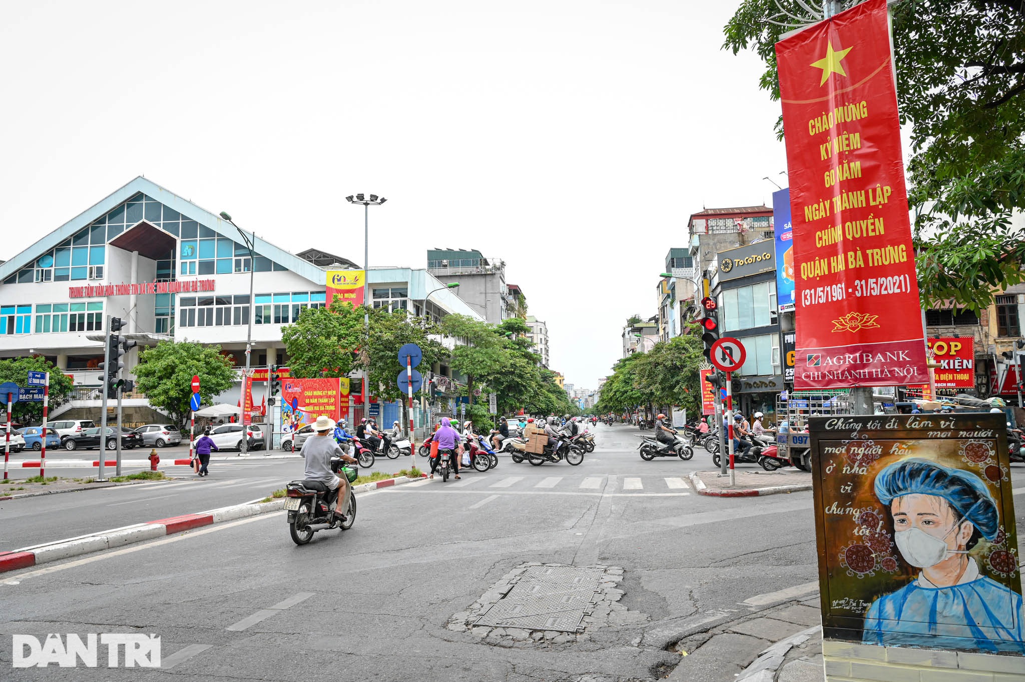 Ấn tượng những bốt điện chống dịch trên đường phố Hà Nội - 1
