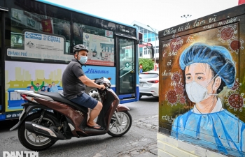Ấn tượng những "bốt điện chống dịch" trên đường phố Hà Nội
