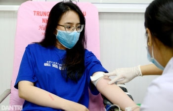 Kho máu cạn kiệt giữa mùa dịch, dân Sài Gòn xin nghỉ làm đổ xô đi hiến máu