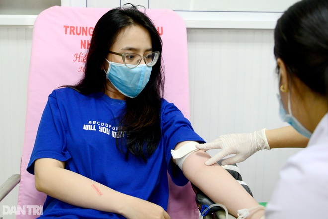 Kho máu cạn kiệt giữa mùa dịch, dân Sài Gòn xin nghỉ làm đổ xô đi hiến máu - 7