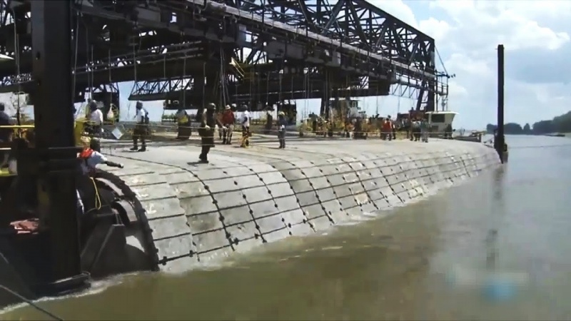 [VIDEO] Rải thảm bê tông chống xói mòn lòng sông