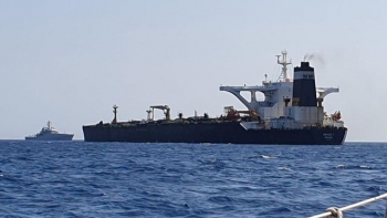 Anh bắt siêu tàu chở dầu Iran theo yêu cầu của Mỹ, Tehran nổi giận