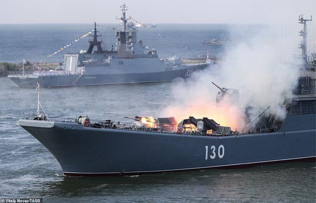 Tàu chiến, máy bay Nga rầm rộ phô diễn sức mạnh trong lễ duyệt binh