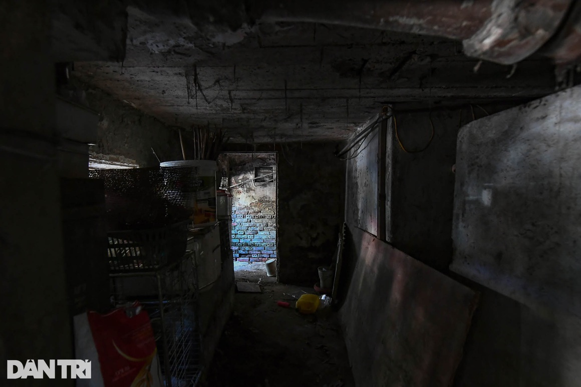 Nhà biến thành hầm ẩm thấp, dột nát tại chung cư tập thể cũ Hà Nội - 10
