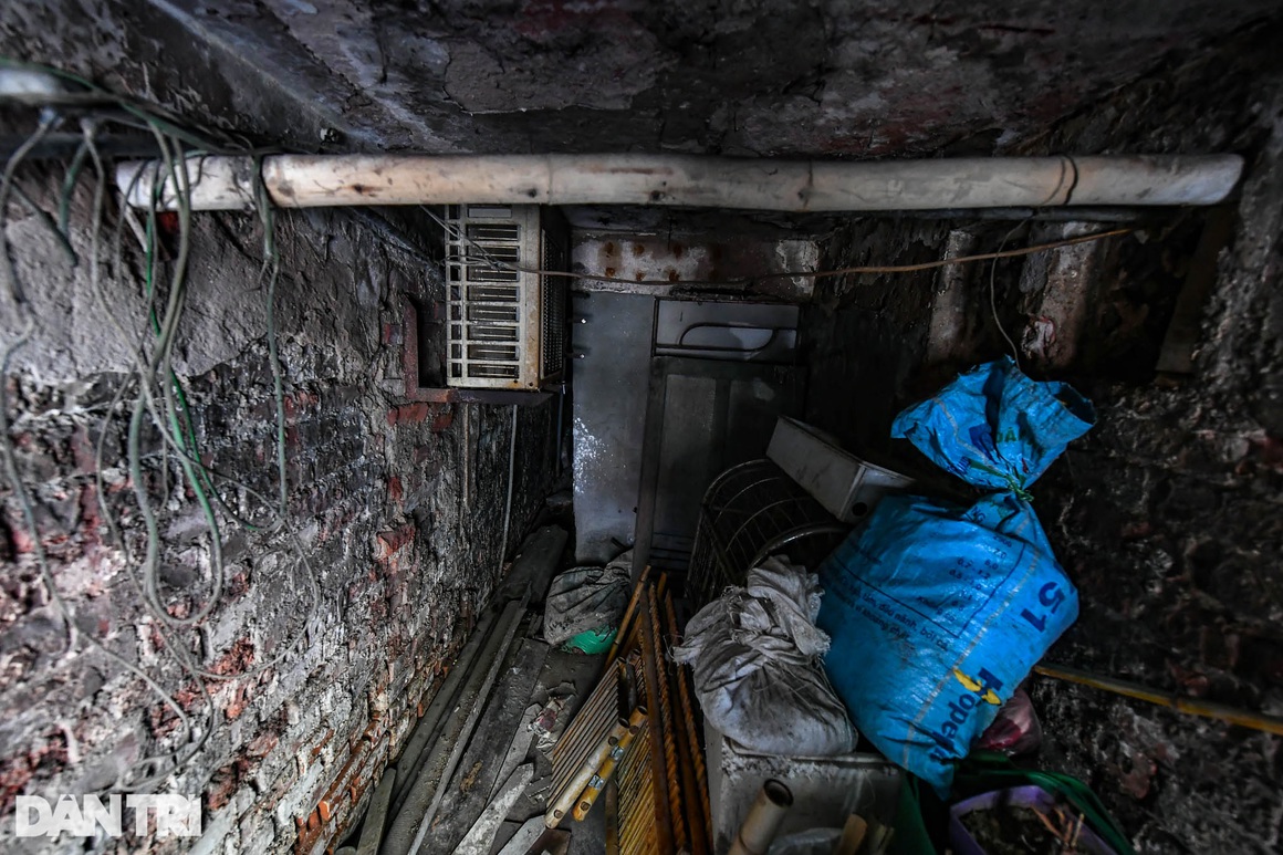 Nhà biến thành hầm ẩm thấp, dột nát tại chung cư tập thể cũ Hà Nội - 9