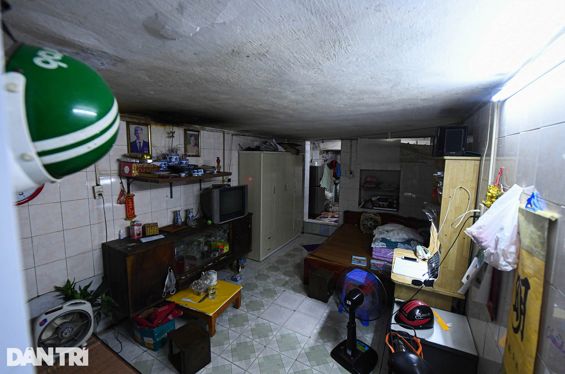 Nhà biến thành hầm ẩm thấp, dột nát tại chung cư tập thể cũ Hà Nội - 4