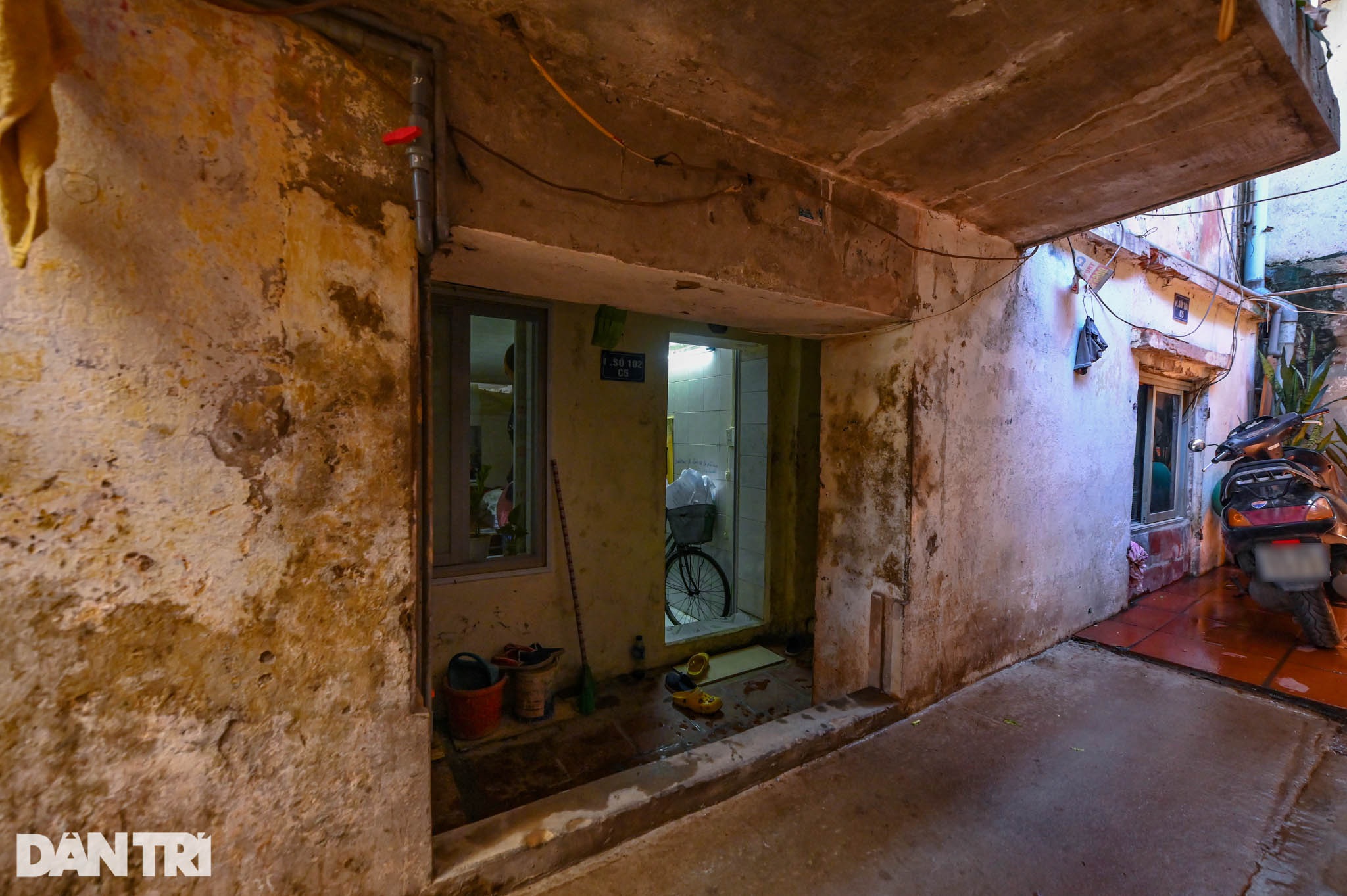 Nhà biến thành hầm ẩm thấp, dột nát tại chung cư tập thể cũ Hà Nội - 3
