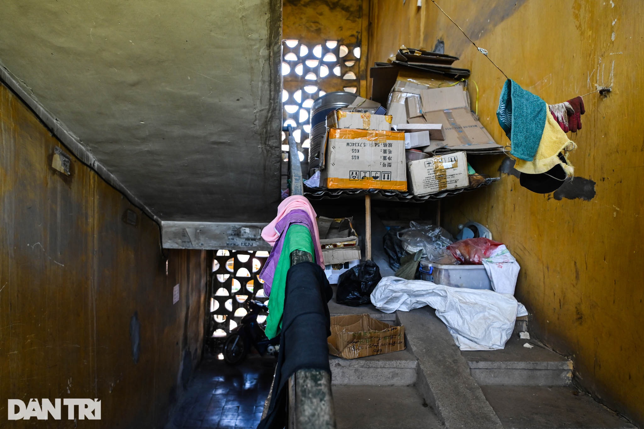 Nhà biến thành hầm ẩm thấp, dột nát tại chung cư tập thể cũ Hà Nội - 16