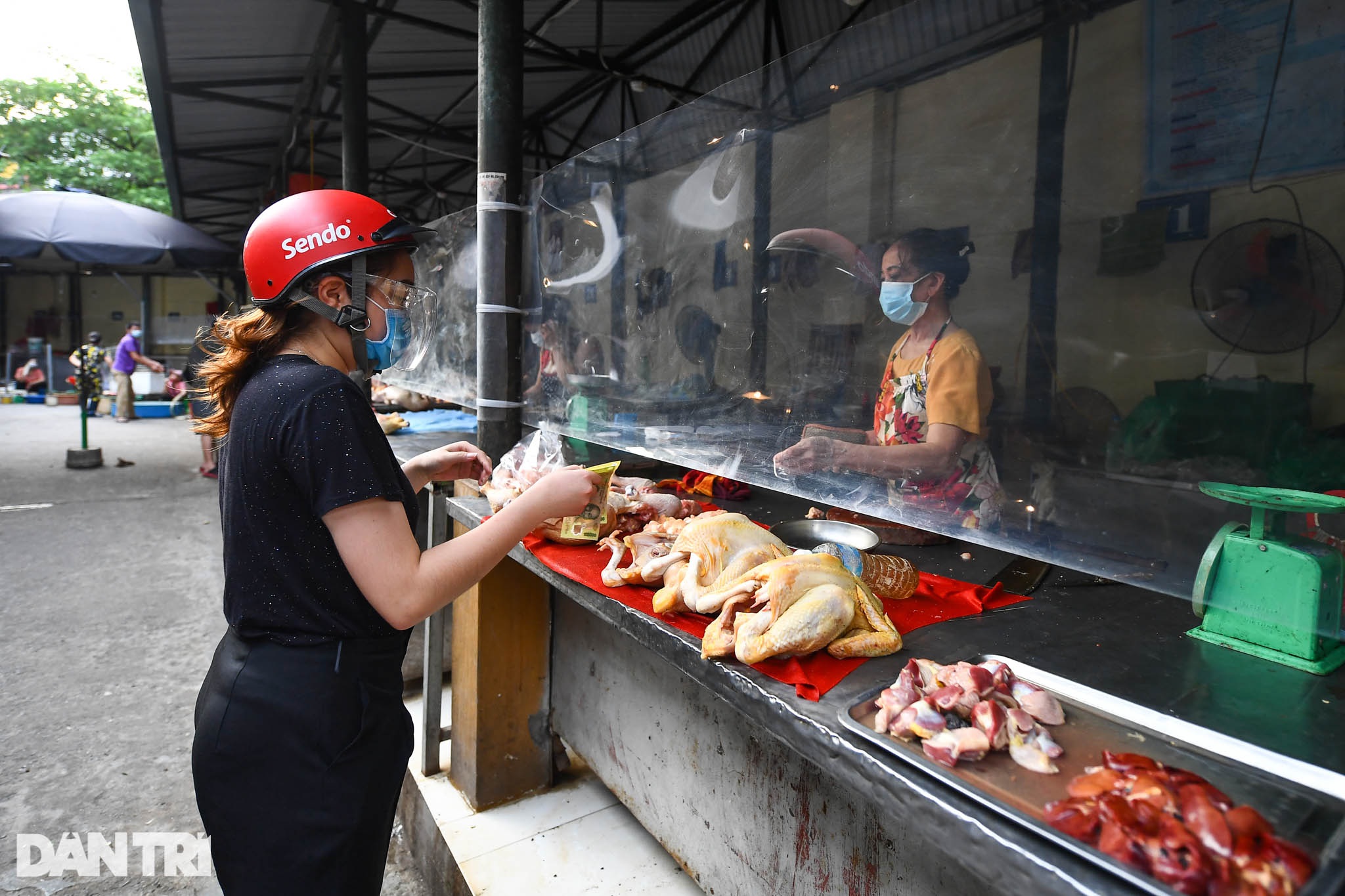 Độc đáo những phương pháp phòng dịch tại các chợ dân sinh ở Hà Nội - 9