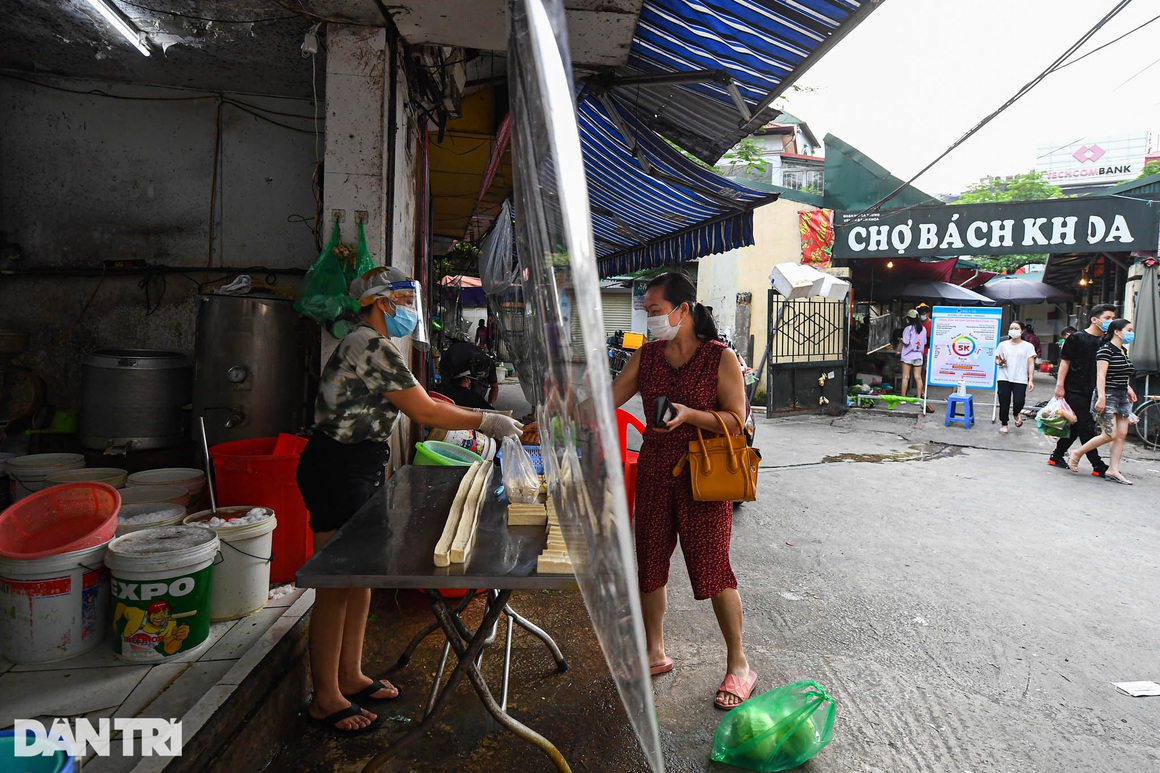 Độc đáo những phương pháp phòng dịch tại các chợ dân sinh ở Hà Nội - 7