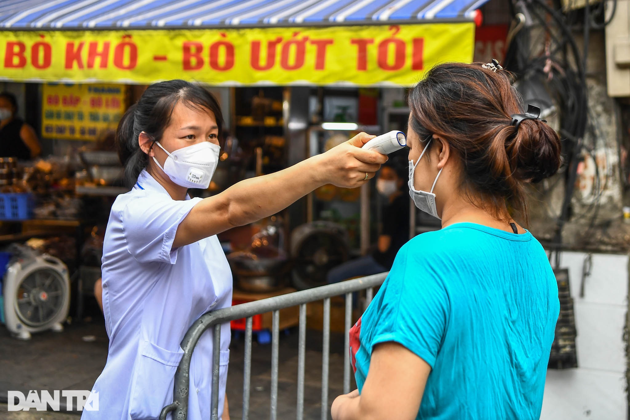 Độc đáo những phương pháp phòng dịch tại các chợ dân sinh ở Hà Nội - 11