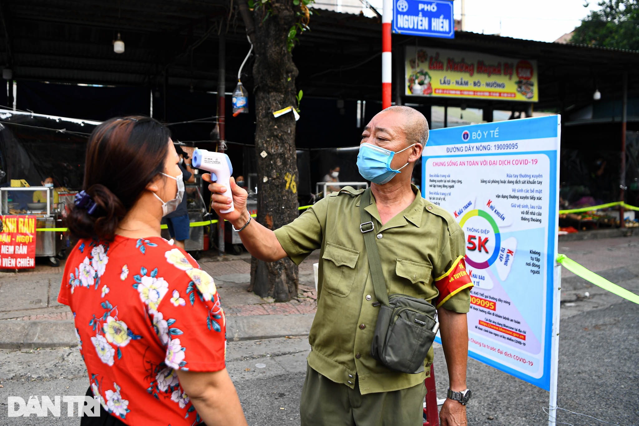 Độc đáo những phương pháp phòng dịch tại các chợ dân sinh ở Hà Nội - 2