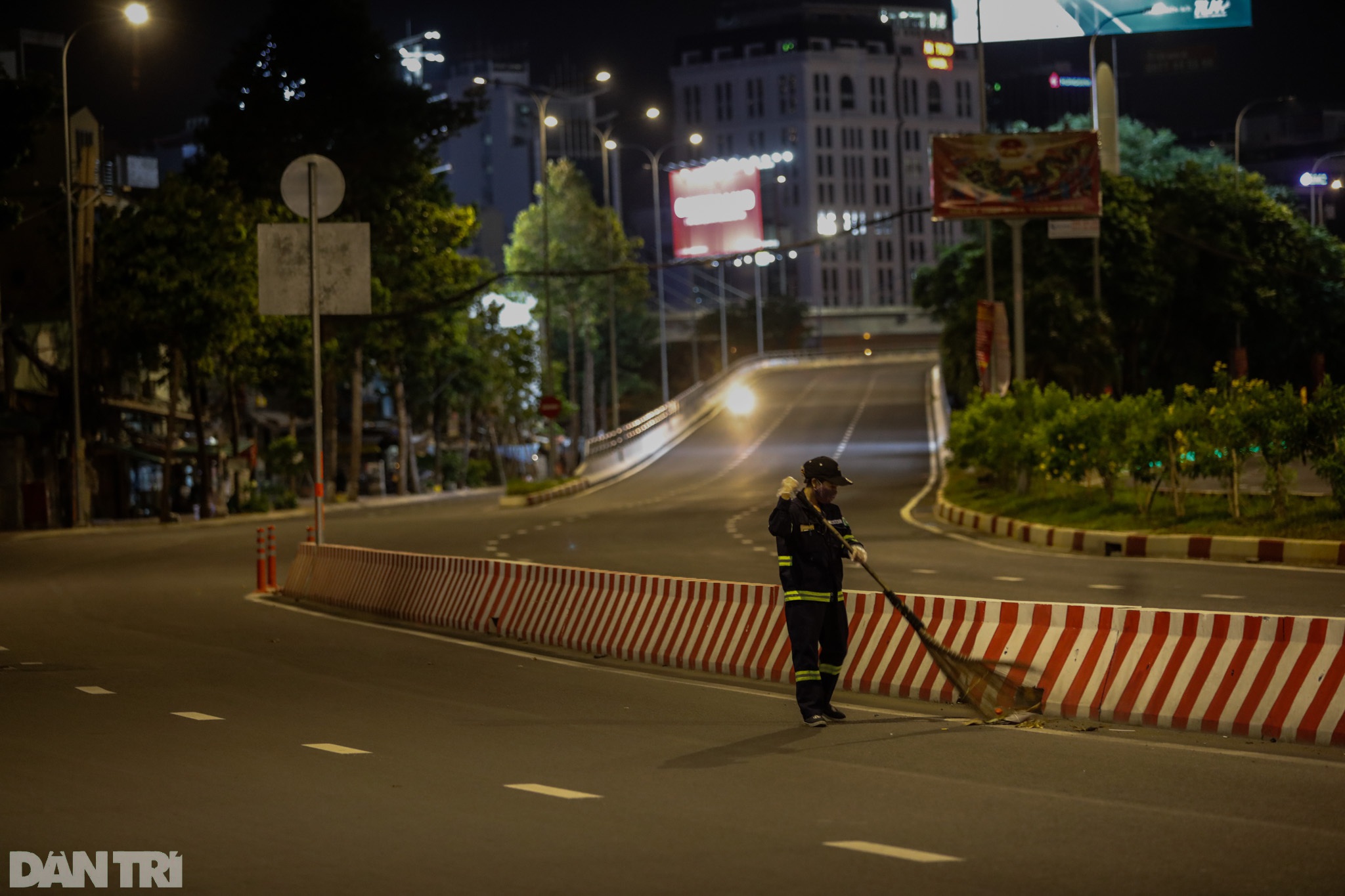 Đường phố Sài Gòn vắng lặng chưa từng thấy sau 18h - 15