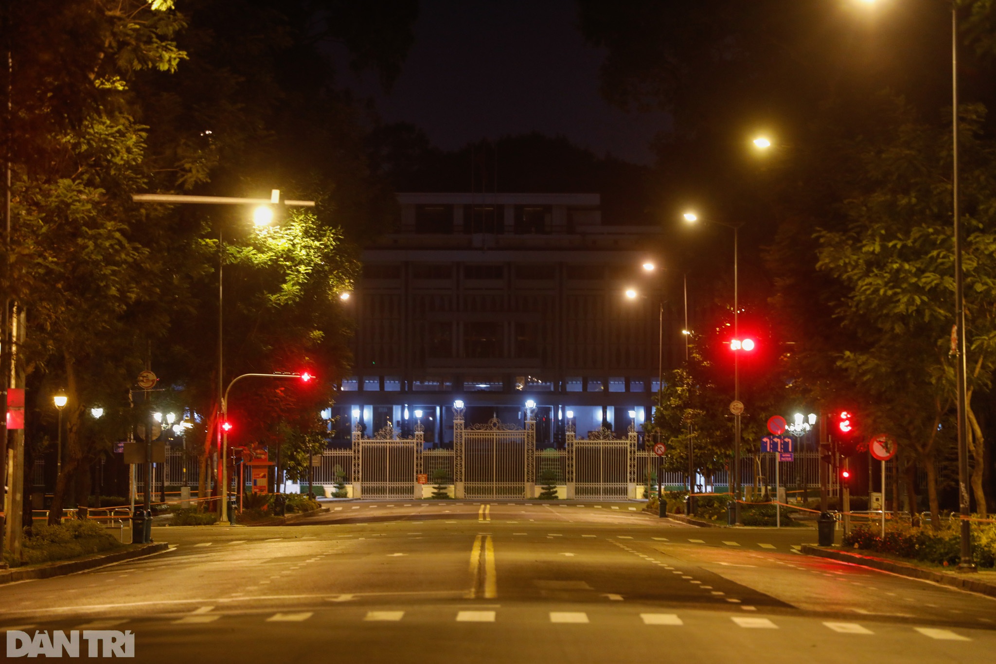 Đường phố Sài Gòn vắng lặng chưa từng thấy sau 18h - 5