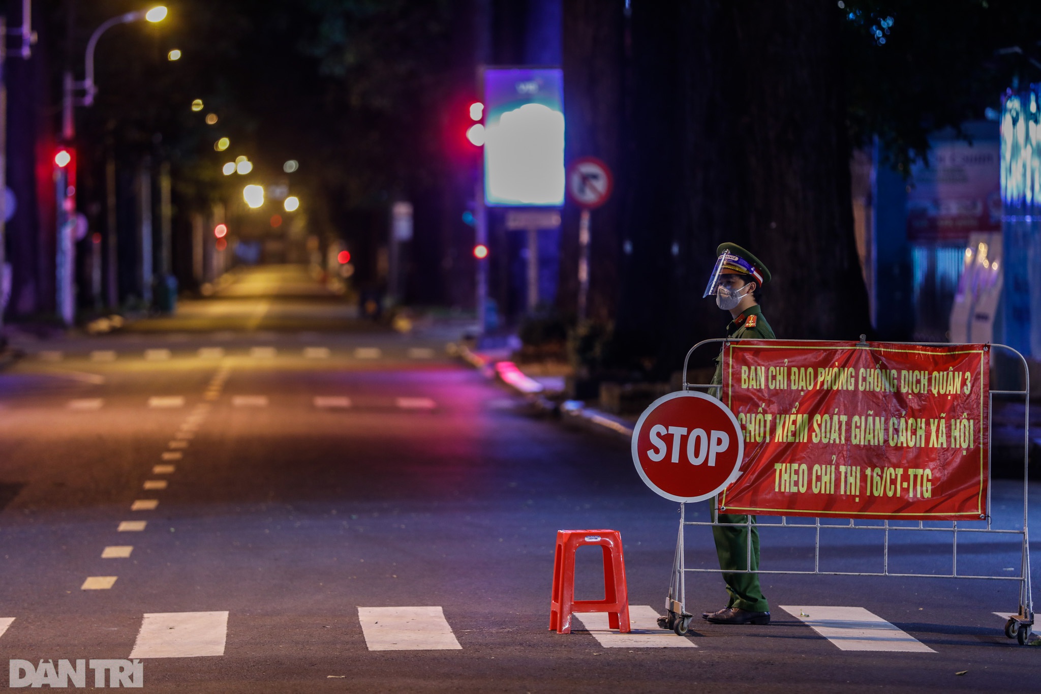 Đường phố Sài Gòn vắng lặng chưa từng thấy sau 18h - 7