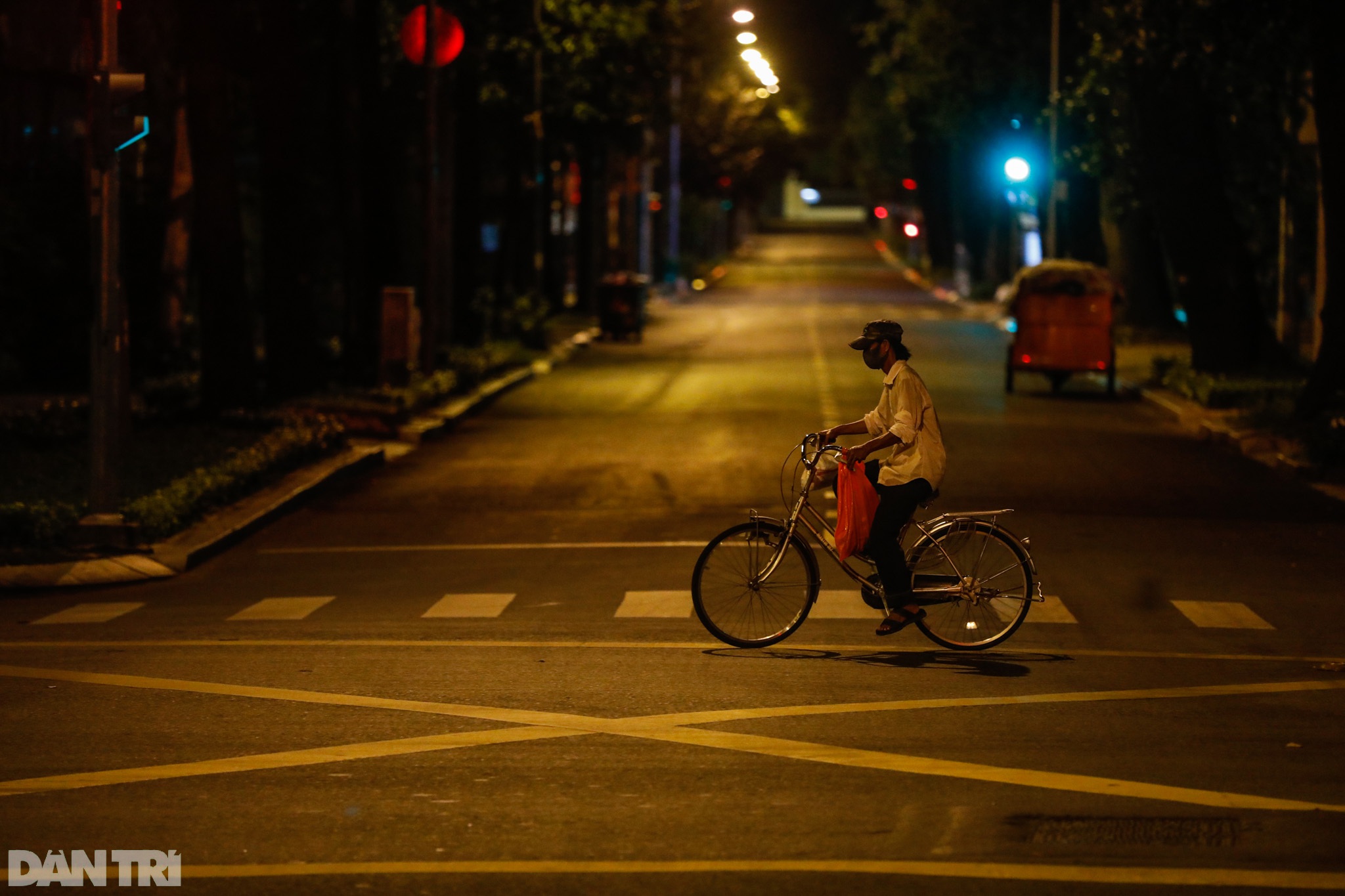 Đường phố Sài Gòn vắng lặng chưa từng thấy sau 18h - 8