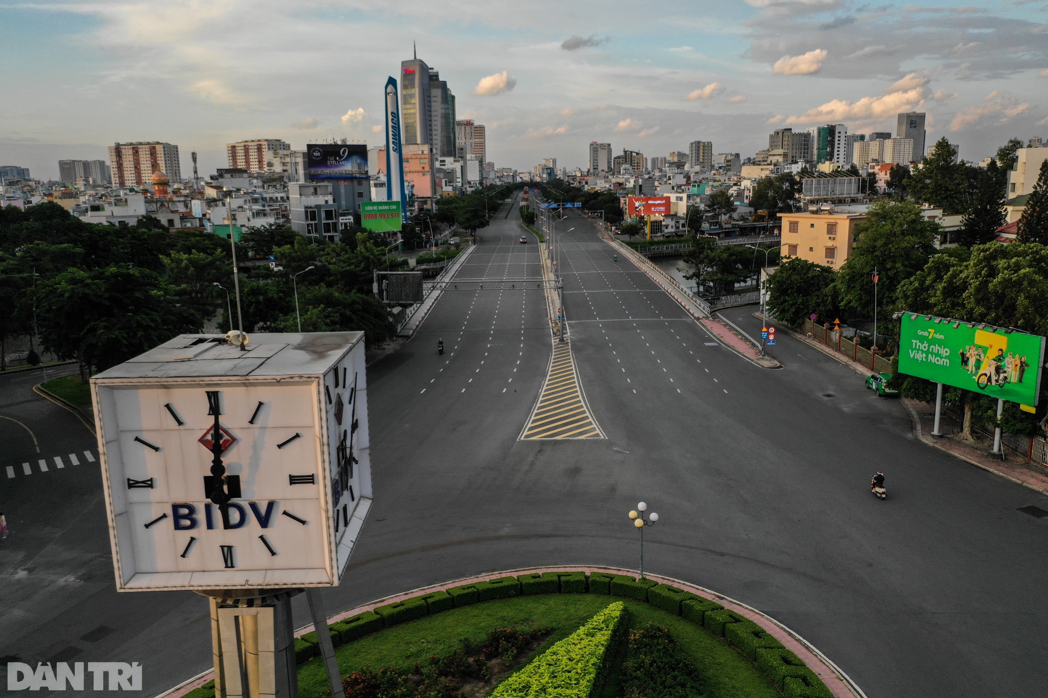 Đường phố Sài Gòn vắng lặng chưa từng thấy sau 18h - 1