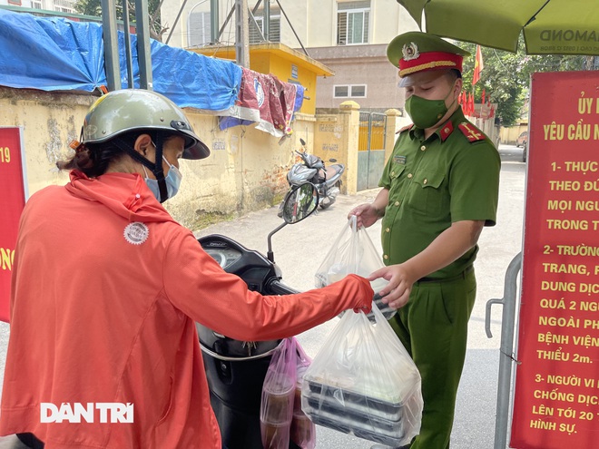 Những suất cơm đầy ắp nghĩa tình gửi tuyến đầu chống dịch ở Hà Nội - 4