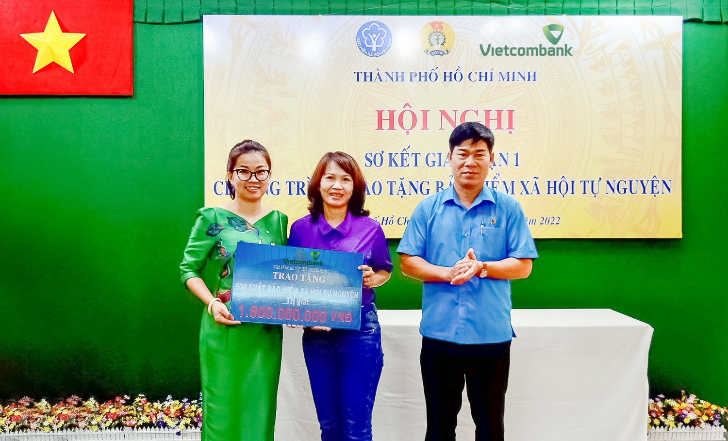 Vietcombank TP. Hồ Chí Minh tiếp tục ủng hộ 2,2 tỷ đồng hỗ trợ đoàn viên khó khăn trên địa bàn tham gia bảo hiểm y tế