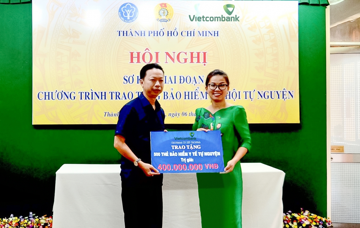 Bà Lê Thị Hòa Bình - Phó Giám đốc Vietcombank TP.HCM (bên phải) trao tặng 500 thẻ Bảo hiểm Ytế cho đại diện LĐLĐ TP.HCM để phân bổ đến những hoàn cảnh đoàn viên khó khăn