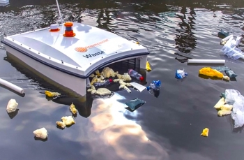 Robot thu gom rác thải trên sông