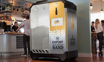 Cỗ máy nghiền vụn vỏ chai bia thành cát