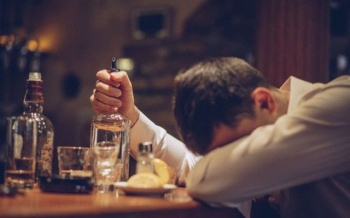 “Bia rượu thụ động”: Tác hại hơn uống trực tiếp