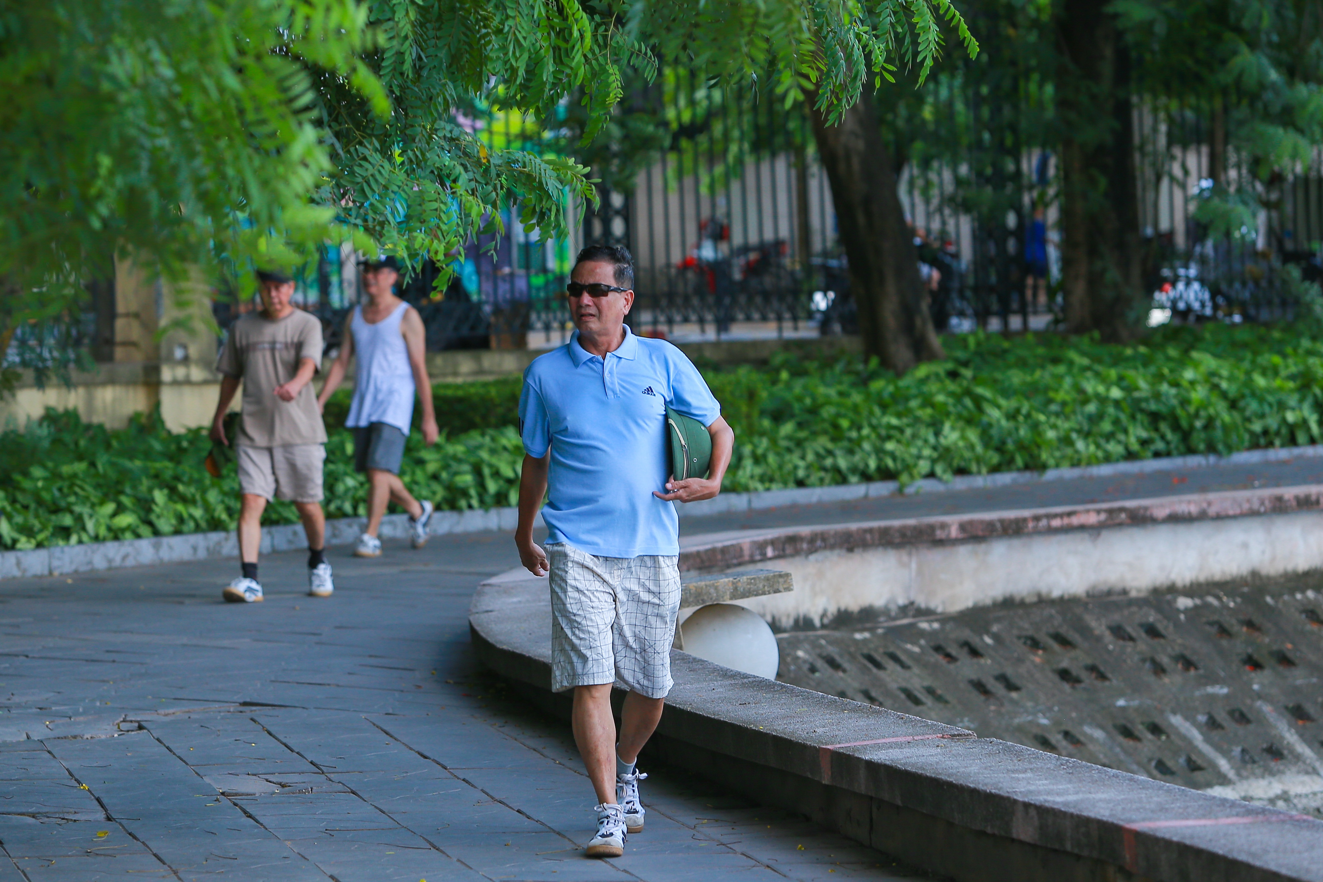 nguoi dan ha noi van tho o voi lenh deo khau trang noi cong cong