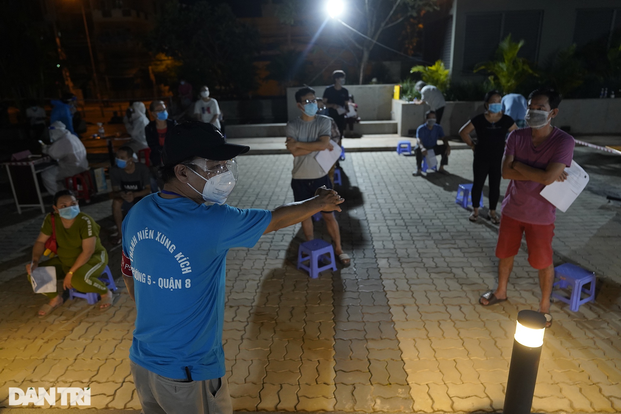 Người dân Sài Gòn chong đèn, tiêm vắc xin vào ban đêm - 9