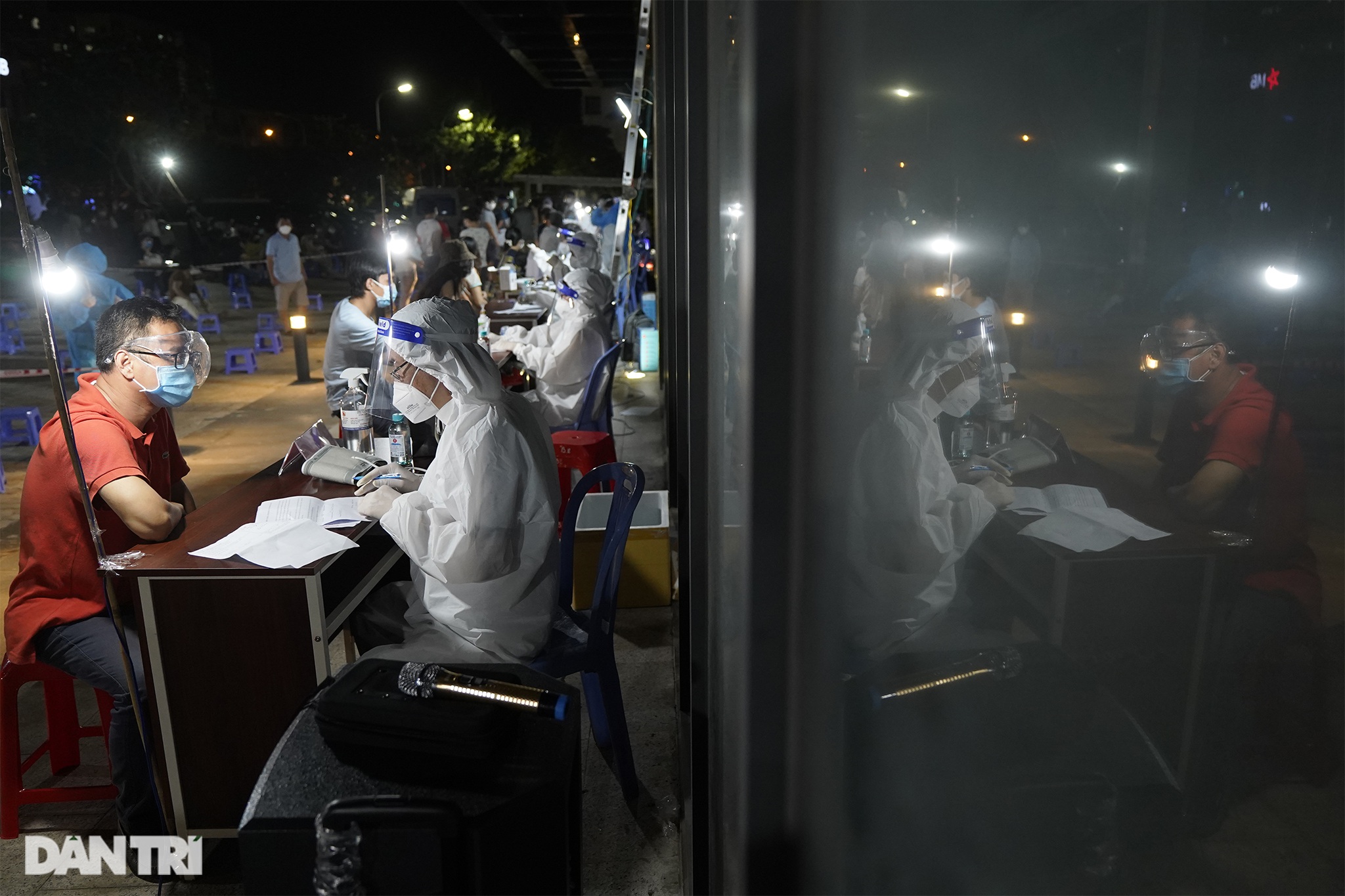 Người dân Sài Gòn chong đèn, tiêm vắc xin vào ban đêm - 13