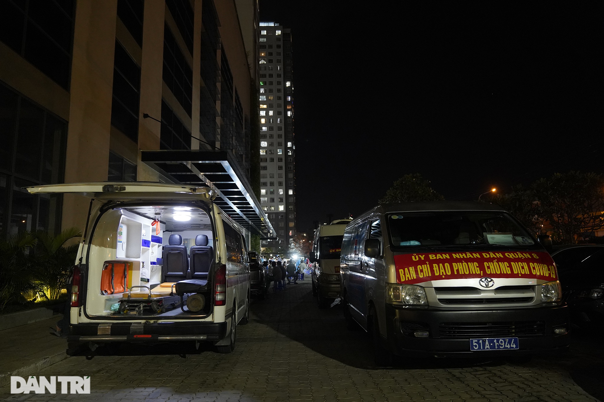 Người dân Sài Gòn chong đèn, tiêm vắc xin vào ban đêm - 16