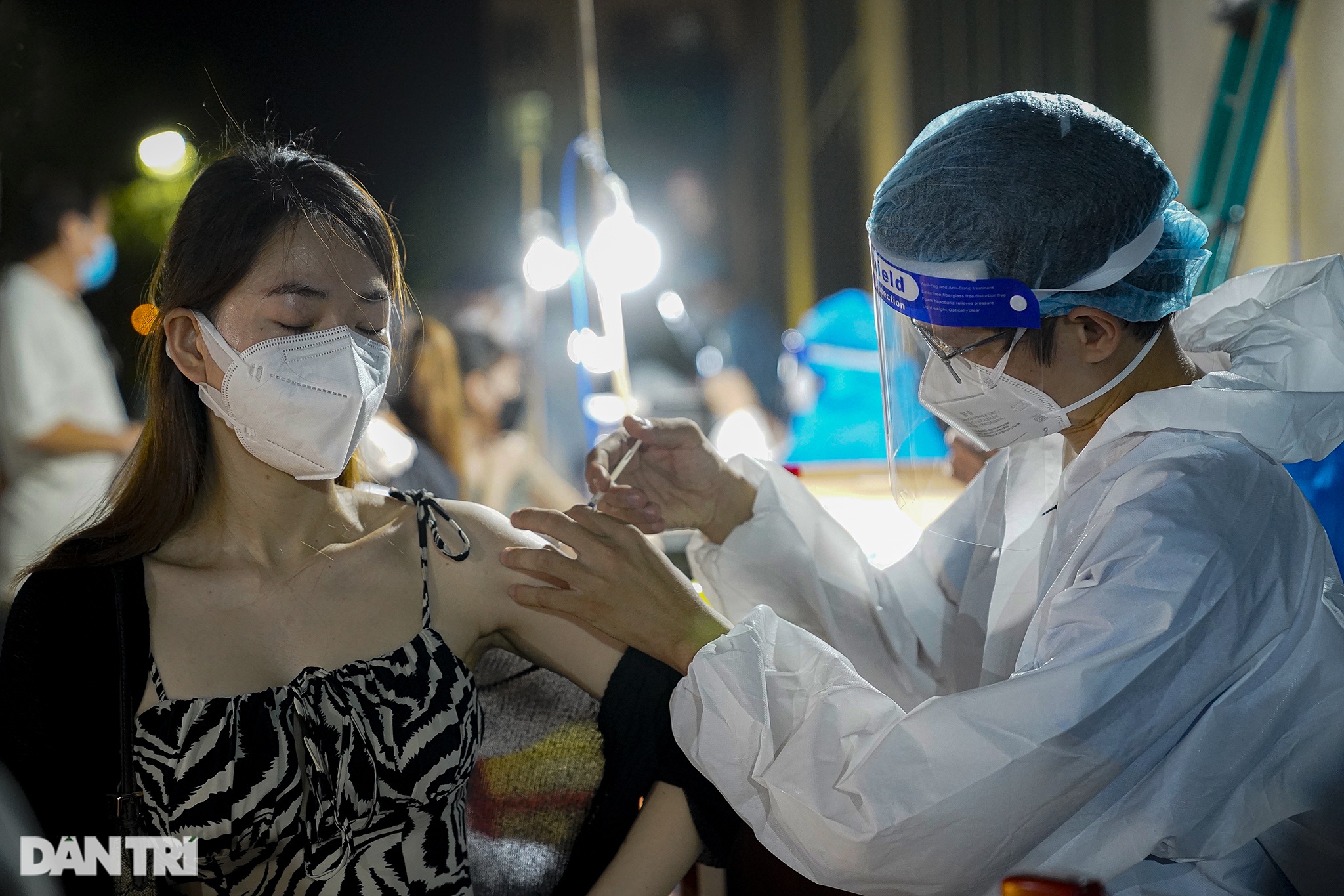 Người dân Sài Gòn chong đèn, tiêm vắc xin vào ban đêm - 11
