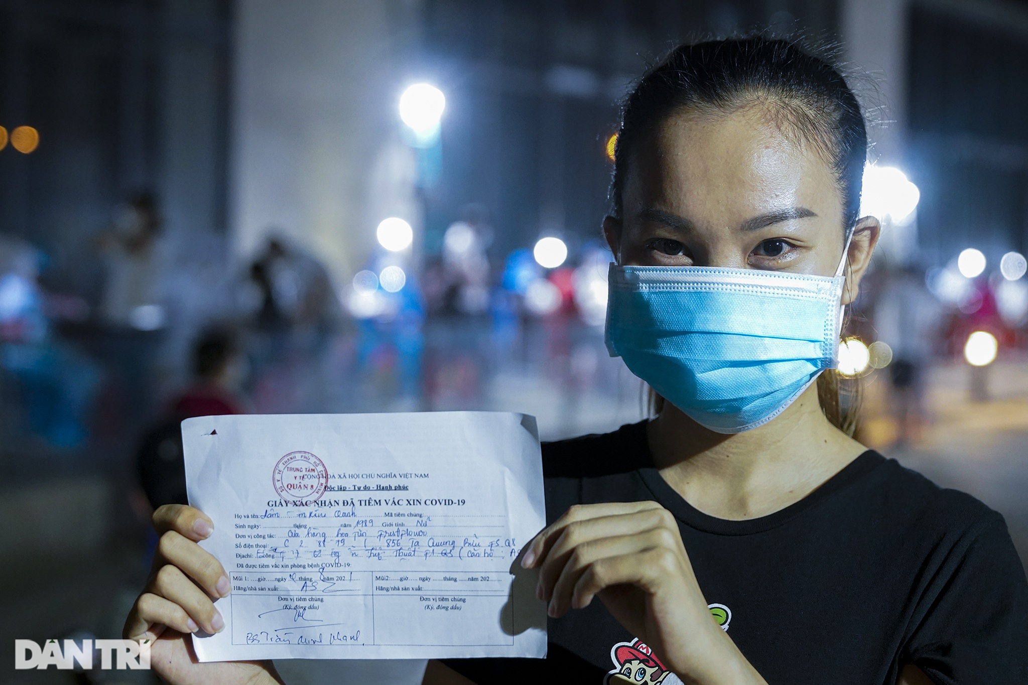 Người dân Sài Gòn chong đèn, tiêm vắc xin vào ban đêm - 14