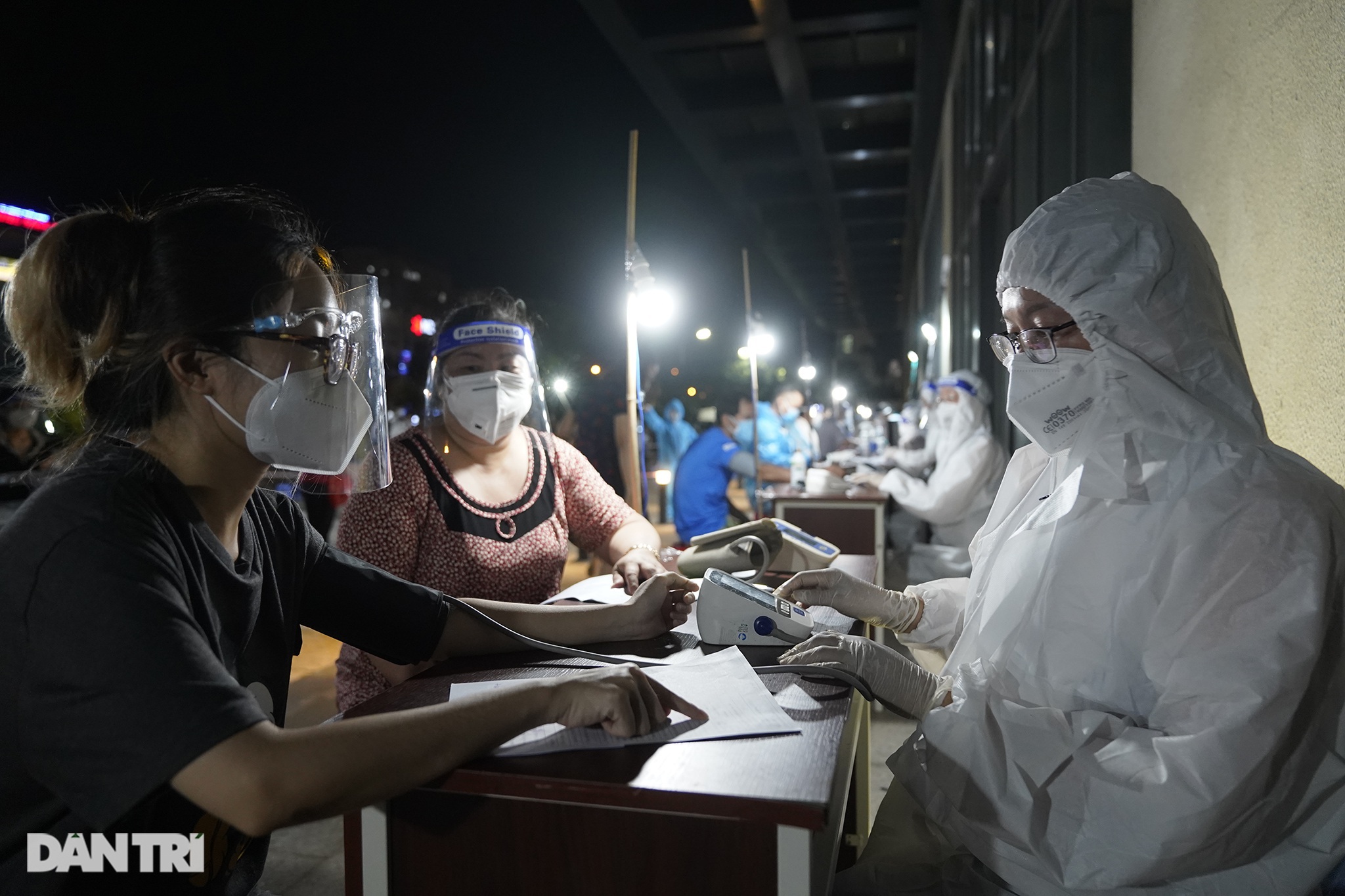 Người dân Sài Gòn chong đèn, tiêm vắc xin vào ban đêm - 3