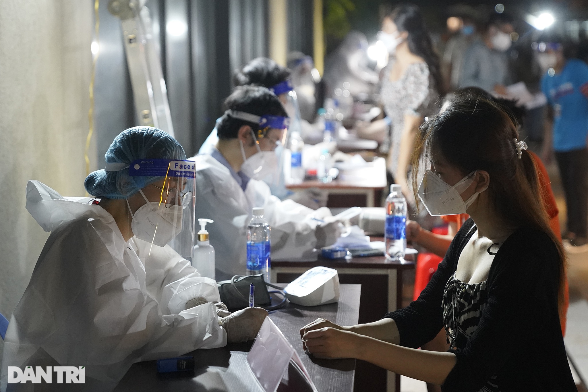 Người dân Sài Gòn chong đèn, tiêm vắc xin vào ban đêm - 2