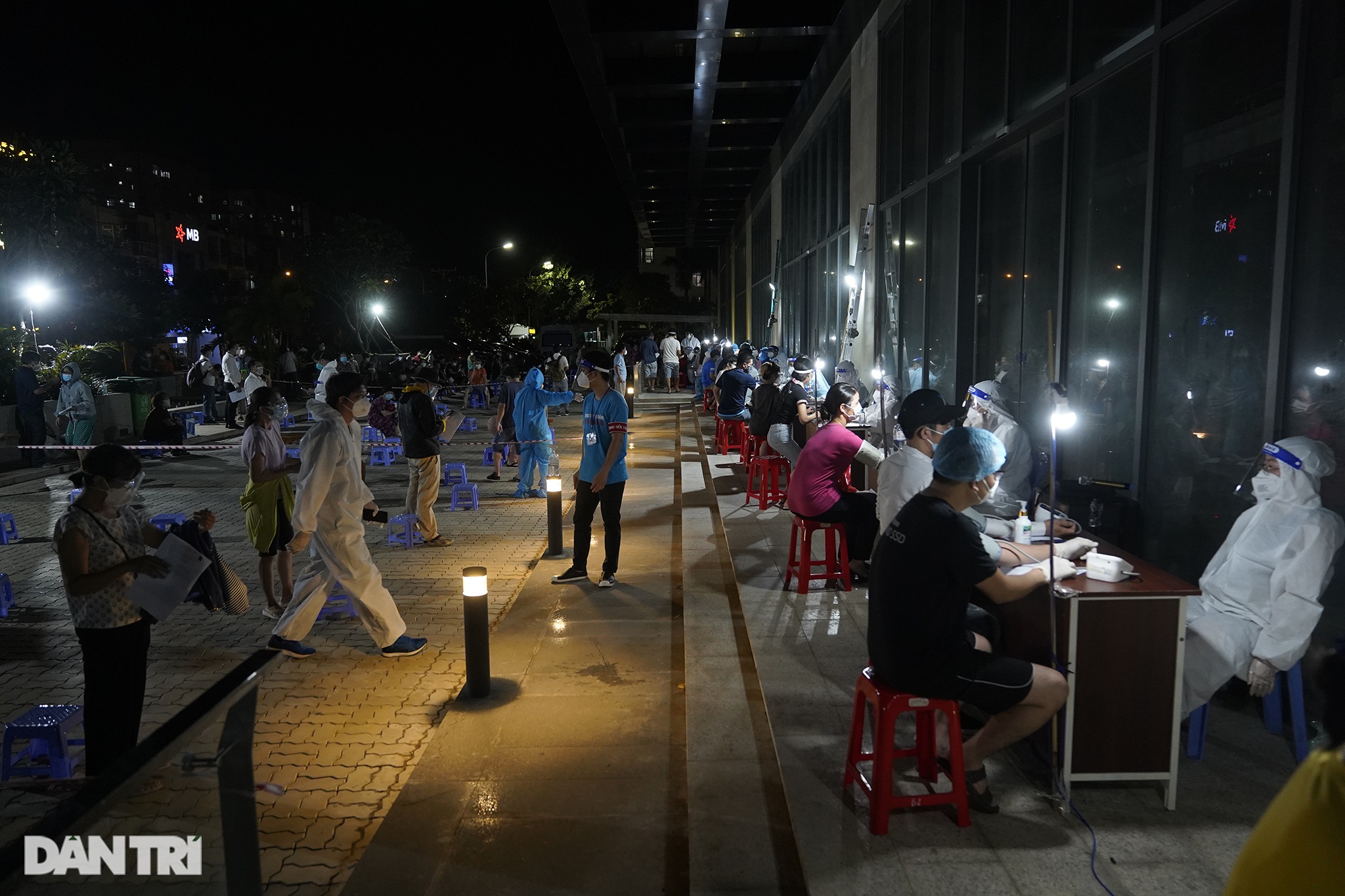 Người dân Sài Gòn chong đèn, tiêm vắc xin vào ban đêm - 17